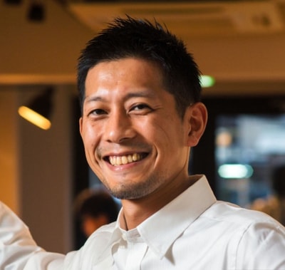 笑顔の男性のイメージ写真。お客様本人ではありません